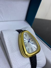 الساعه الاولى ماركه موتف  الساعه الثانيه والثالثه ماركه شي ان السعر 30...