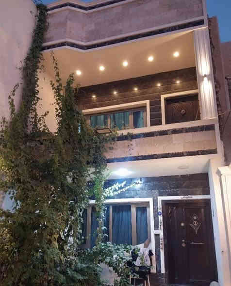 عرض حصري ...عرض حصري 
بيع مستعجل📍 سعر جدا جدا مناسب ❗❗❗
🏠️️للبيع دار سكن حديث🏠

🔴المساحة : 90م
🟠الواجهة: 4٫50م    
🟡النزال: 20م.  

💯بناء حديث درجة اولى مع خدمات راقية:

      🔷الابواب الخارجية قاصة محكم الغلق تركي
      🔹️الابواب الداخلية خشب صاج 
      🔹️الشبابيك المنيوم تركي حديث
      🔹️المحجر المنيوم تركي حديث
      🔹 سخان ماء + ماطور ماء + 2 خزان ماء(1000لتر) كل واحد
      🔹نظام(انترنت+سبالت+انابيب دفن)
      🔹 اضواء سبورتلايت
     

🟩الطابق الارضي: 

       🟢️حديقة خارجية
       🟢خدمات صحية خارجية
       🟢️صالة 
       🟢️ حديقة داخلية
       🟢️مطبخ حار + مطبخ بارد
       🟢️خدمات صحية 
 
🟦الطابق الاول: 
 
       🔵️غرفتين نوم
       🔵️خدمات صحية 

🟪️الطابق الثاني:
   
       ️🟣بيتونة
       🟣سطحين امامي وخلفي
    

📌موقع الدار:
      [حي البنوك / الميثاق / مربع الاعتزاز] ✅الشارع نافذ ، يبعد المنزل عن الشارع العام 60م
______________________________________________

‼ السعر مناسب مقارنةً مع اسعار العقارات في نفس المنطقة.
_____________

للاستفسار مراسلة الصفحة على الخاص 
او الاتصال على رقم صاحب العقار : ***********
📞متوفر واتساب
