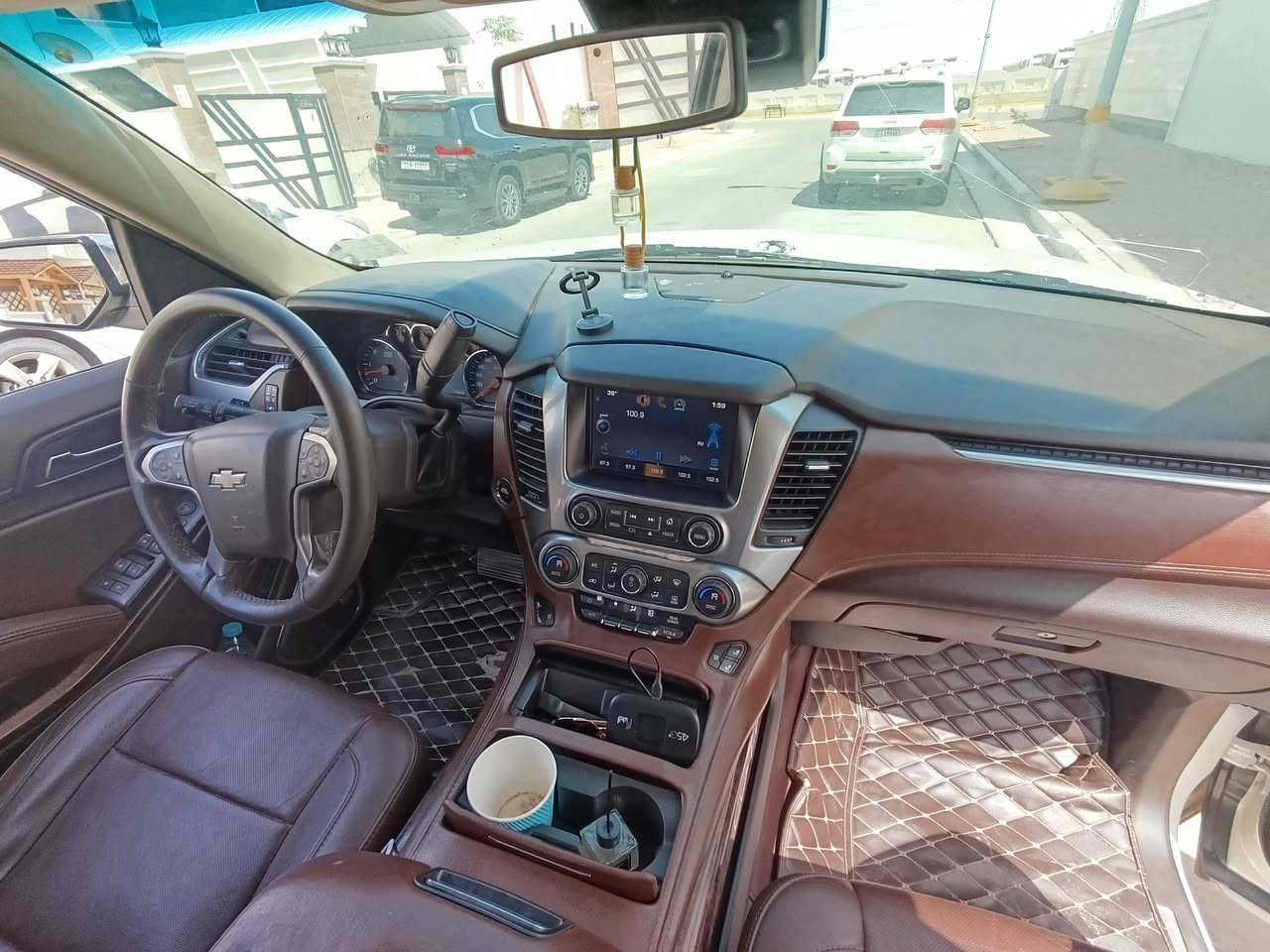 السلام عليكم 
للبيع او مراوس بجكسارة مديل 16 وفوك
تاهو  LTZ موديل 2015 ( خـليـجـي )
فول مواصفات 1 / 1
رقم بصرة الانكليزي
مكفولة كفالة عامة ما عدا بارد بالجامغ الأمامي الايمن 

8 سلندر 5300
7 راكب
داخل قرميدي
سلايد ( فتحة قمارة ) 
قاصة 
كامرة خلفية
4 بصمات
يدات بصمة 
كراسي تدفئة + تبريد ( امامي وخلفي )
كراسي جلد 
كراسي كهرباء ( امامي وخلفي )
كراسي هزاز ( عند اقتراب السيارة من اي شي ) 
كشن خزن 
ستيرن كهربائي 
مثبت سرعة
بلوتوث 
فول تحكم استيرن ( امامي وخلفي )
صندوك كهرباء ( شفط )
شاشة DVD
شاشة عرض الاعطال
حساسات ( امامي وخلفي )
مانع انزلاق
تحكم كهربائي بالبريك والبنزين
4 × 4 فور ويل 
كامرة خلفية 
إشارة بالمري
تشغيل عن بعد 

شرط التحويل 
مكانها البصرة - القرنة 
للإستفسار ***********
