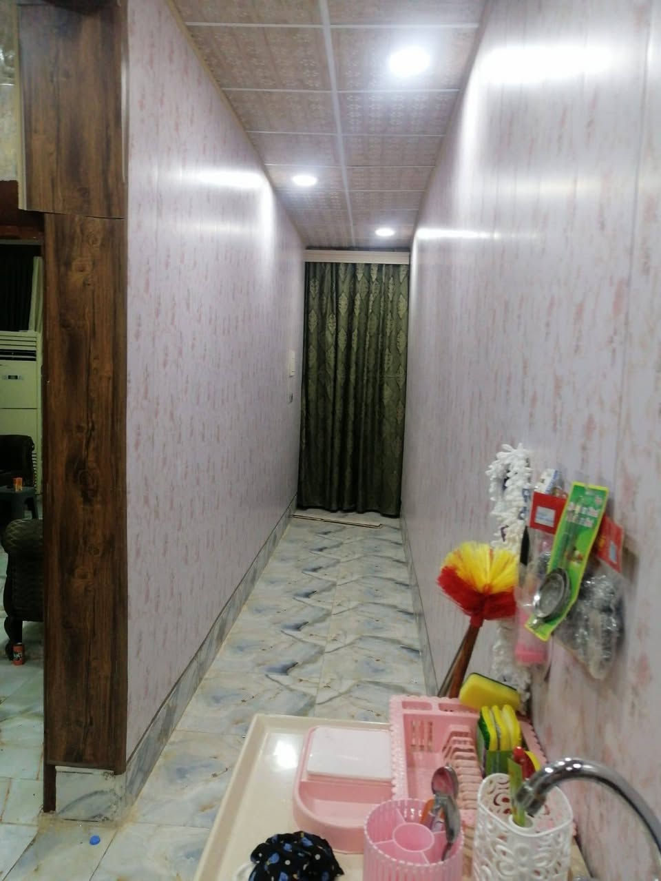 بيت للبيع طابو ملك صرف
المساحه ١٠٠ متر طابقين
مؤثث بالكامل
البيت يحتوي على غرف نوم عدد ٢
غرفه نوم في الطابق الأول مع صاله +مطبخ +استقبال +حمام 
الطابق الثاني غرفة نوم سويت حمام داخلي 

مع كراج سياره
البيت يباع مع اثاثه
مع مولد ٦٠ انبير
الاتصال على الرقم *********** العنوان ديالى بعقوبه منطقة ابو حلاوه مجاور دائرة مرور ديالى المربع الأول.. ملاحظه اتصال فقط
