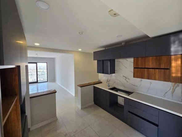 سلام عليكم للايجار  بسعر مناسب 
طابق 14 
مجمع الروان  السكني  حي الحسين مجاور شارع المطار
شقة مساحة 200 م 3 غرف نوم 2حمام  صاله داخلية + استقبال  اطلالة جميلة بالكون متصل حرف L   وايضا يجي وياها سبالت عدد 5 ومطبخ كامل ايطالي 
 

  ***********
