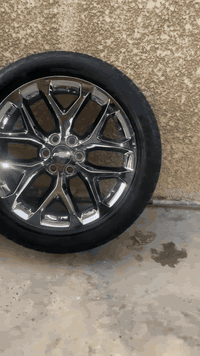 🛞 تخم ويل تاهو بريمير مع الاطارات للبيع 
موديل 2020 اصلي وكالة 
 ⭐️ مستعمل جديد 
ماركة الطارات بريدجستون
قياسات الويل :
P285/45R22 110H M+S
 ✅ بدون أي ضرر
✅ متوازن 100%
✅ بدون رش 
مناسب لجميع موديلات تاهو من سنة 2015 الى سنة 2020 الويل نظيف جداً ومناسب لمن يريد تبديل جنط تالف او تحسين شكل السيارة 
مع العلم شرط الفحص عند الشراء 
للاستفسار الاتصال على الرقم التالي :
*********** ☎️
