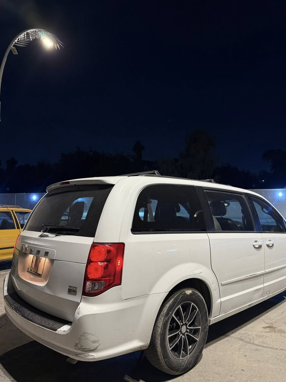 للبيع دودج جراند كارافان GT موديل 2017 فل مواصفات
عائلية مريحة وقوية

🔥 سبعة ركاب

🔥 جاهزة للاستعمال اليومي والسفر

:

 • الموديل: 2017

 • الفئة: GT

 • المحرك: 6 سلندر 3.6 لتر Pentastar

 • القوة: تقريباً 283 حصان

 • قير: أوتوماتيك 6 سرعات

 • الدفع: أمامي FWD

 • عدد الركاب: 7 ركاب (3 صفوف)

 • اللون الخارجي: أبيض

 • الداخلية: جلد أسود

⸻

🔹 المواصفات الخارجية:

✔️ جنوط رياضية

✔️ أنوار أمامية أوتوماتيك

✔️ شبك GT رياضي

✔️ مرايات كهرباء

✔️ أبواب جانبية سلايد

✔️ باب خلفي كهربائي

✔️تشغيل عن بعد

المواصفات الداخلية:

✨ داخلية جلد أسود نظيفة

✨ مقاعد كهرباء

✨ مقاعد الصف الثاني Stow n Go تنطوي بالكامل

✨ شاشة لمس وسطية

✨ AUX / USB / HDD

✨ تحكم من الدركسون

✨ مثبت سرعة

✨ مكيف أمامي وخلفي منفصل

✨ فتحات تبريد للصفوف الخلفية

✨ إضاءة داخلية LED

✨ درج تخزين أرضي متعدد

(🔔🔔مصبوغة حزام)

💰 السعر: (170)$ وبيها مجال

الموقع: (بغداد)

الاتصال ( ***********)
