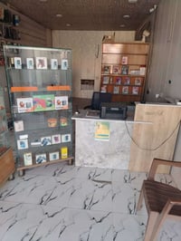 فاترينات عدد2وميز مكتبي و العارضه مال الأجهزه و العارضه الخلفيه 078800...