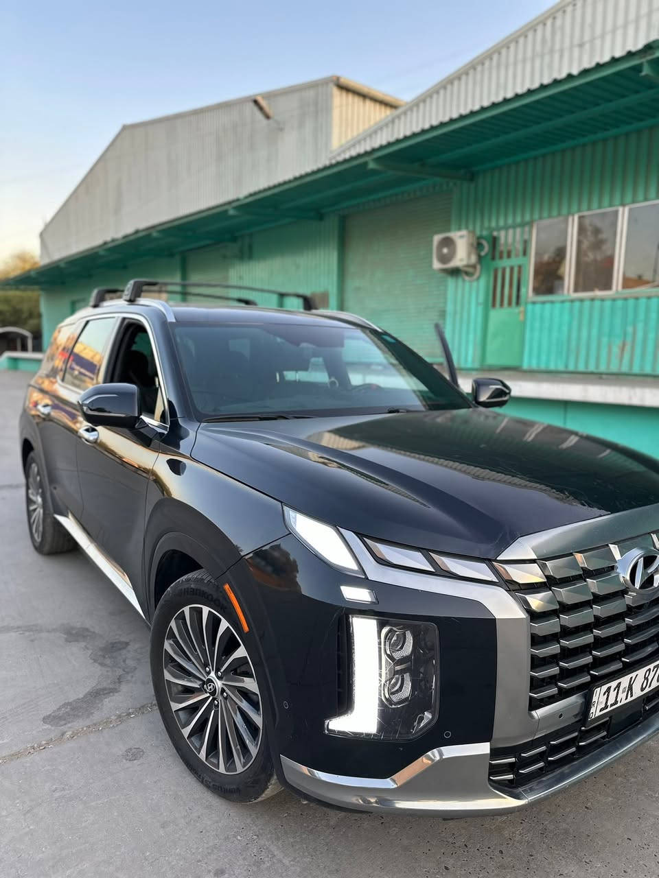 السعر.  340$
للتواصل***********📞☎️
معلومات السيارة 👇🏻
حادث.  كما موضح بصوره دعاميه فقط بدون دواخل و بدون ارباگات 

Hyundai Palisade موديل 2024 فئة 
كولكرافي فول موصفات 
هاي مواصفاتها
أعلى فئه 1/1

    محرك V6 سعة 3.8 لتر
* قوة 291 حصان
* عزم 262 lb-ft (حوالي 355 نيوتن)
* جير أوتوماتيك 8 سرعات
* دفع رباعي HTRAC AWD ستاندرد بالنايت إديشن (مو دفع أمامي)
* وضعيات قيادة: Comfort / Sport / Smart / Eco
* وضعيات للثلج والسحب: Snow Mode + Tow Mode
* 7 ركاب (كرسيين كابتن بالنص)
* شاشة عدادات رقمية 12.3 إنج
* شاشة معلومات وسطية 12.3 إنج
* الكشن يحتوي على مساج 
* نظام صوت Harman Kardon قوي بـ 12 سماعة
* سقف بانوراما مزدوج
* تبريد + تدفئة للمقاعد الأمامية والخلفية
* مقود مدفأ
* شحن لاسلكي للموبايل
* تشغيل بصمة/زر
* إضاءة داخلية Ambient
* مراية وسطية رقمية (كاميرا)
* كاميرات 360°
* 6 كامرات
* مع داش كام بلادي 
* Parking Assist وصف ذاتي أحياناً حسب السوق
* ذاكرة للمقاعد
* ستائر خلفية كهربائية ببعض النسخ  

الأمان والسلامة

* رادار أمامي
* مثبت سرعة ذكي (Adaptive Cruise)
* Lane Assist (يبقيك داخل المسار)
* Blind Spot Monitor (تحذير النقطة العمياء)
* فرملة طوارئ تلقائية
* كاميرات 360
* حساسات أمامية وخلفية
* تنبيه حركة خلفية
* مراقبة انتباه السائق
* Airbags كاملة للصفوف الثلاثة
* تقديم وتأخير من رمونت
* سيارة رقم بغداد ماشيه 40الف
* شاشه معربه
