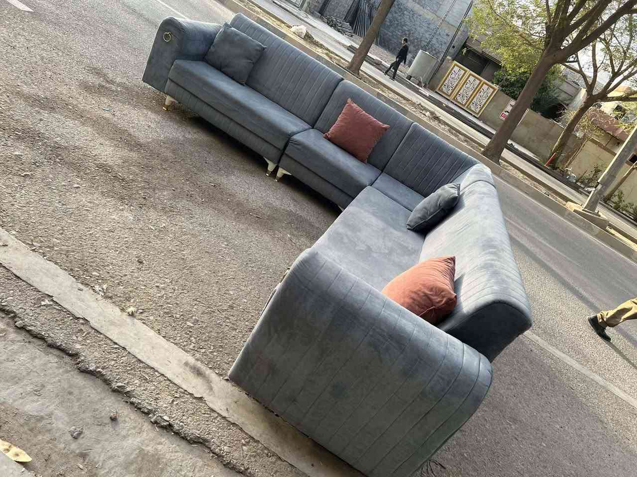 فرۆشتی خیرا
ئە م تاقمە ئیڵە بۆ فرۆشتن
10نە فەرییە دە سکرده 
فوڵ خوسوسیە واتە بازاری نیە
نرخی تە نها 165هە زار
ژ.م***********
شوین.کە لار شە هیدان سە رجادە ی ئاوارەکان
