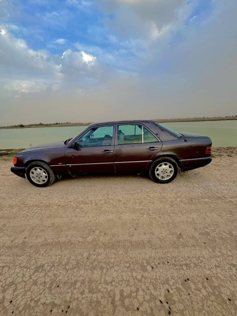 السلام عليكم
مرسيدس مديل 1993

مكينة 2500 

حدادة جديدة 100/100

غرفة نظيفة 90/100

تخم تايرات تاي وان جديد 

لايتات حديثة تاي وان اصلي

تبريد نقص فقط غاز.بسبب الصيانة تبخر

جام كهربائي

السعر 47 

البصرة.الكرنة.
***********
