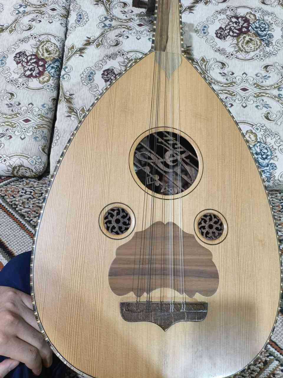 عود (زرياب سوري) جديد ممستخدم هواي، صناعة جيدة.
وي العود جنطة جلد وريشات ثنين. 
السعر 215 وبي مجال.


**إذا كنت صاحب هذا الإعلان وتريد حذفه لأي سبب، رجاءا أرسل رسالة إلى الدعم الفني**