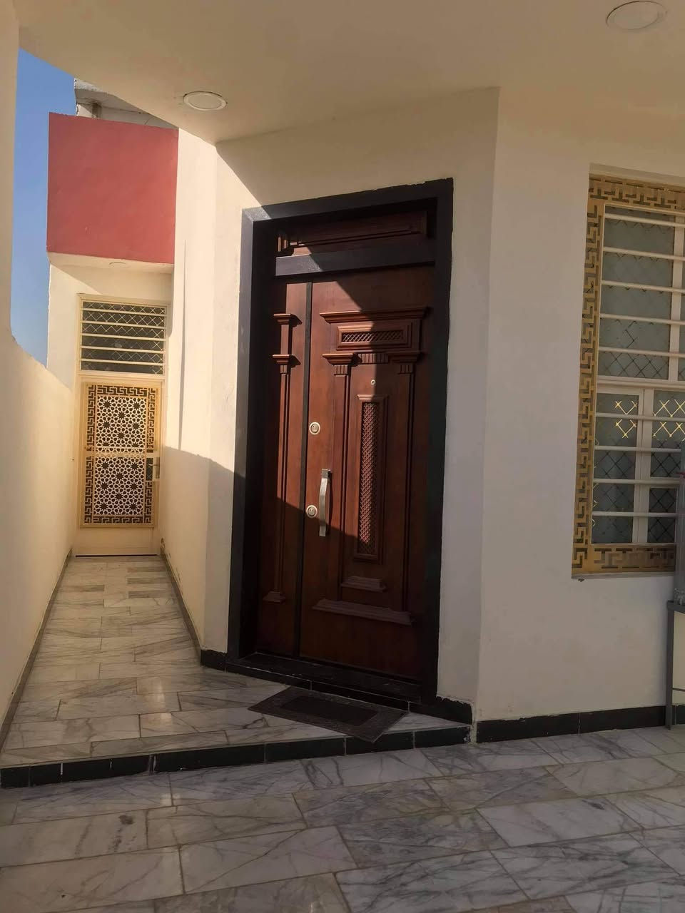 بيت طابق واحد ١٥٠ م بمواصفات ممتازة، مقابل مدرسة الرباط  وعلى شارع عرض 15 متر،.
✨ 
طابق واحد
أرضية مرمر (حتى الگراج والبيتونة)
شارع عريض (15 متر)
موقع مميز مقابل مدرسة الرباط
🔌 الخدمات:
كهرباء (بواري دفن)
ماء درجة اولى قهرمان ثقيل
مجاري درجة اولى أمل الشريف
🏗️ التشطيبات:
تقفيل درجة أولى
سيراميك المطبخ إيطالي 
حمامات سيراميك إسباني 
شبابيك وأبواب خارجية حديد ثقيل
أبواب داخلية تركي درجة أولى
💎 بيت جاهز للسكن، .

***********
***********
