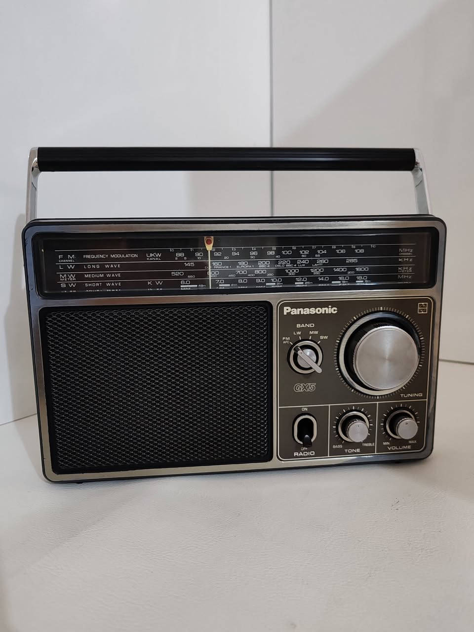 راديو ناشيونال باناسونيك ياباني
National Panasonic  RF-1105 DLBS
Made in  Japan

٤  موجات  MW, FM, SW, LW

تابع الفديو.. سحب المحطات قوي جدا و خارق

يعمل بالكهرباء مباشر و يعمل باربع بطاريات حجم وسط

الجهازمستخدم ونظيف جدا غير مفتوح

السعر  ١٧٥  الف


**إذا كنت صاحب هذا الإعلان وتريد حذفه لأي سبب، رجاءا أرسل رسالة إلى الدعم الفني**