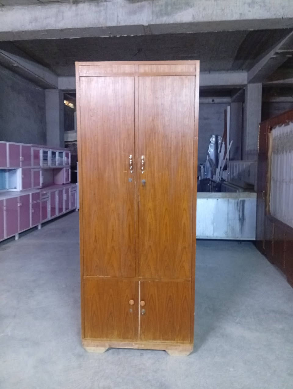 بــۆفـــرۆشـــــتن لــە ســـمود گــە ڕە کی ژاڵە
***********
دە سی دووی باران یە کە می بی ڕکابە ر 
لە کڕینی کە وانـــتــە رکــە وانتــە ری پاک مان دە وی کیــشە ی ســعر مان نـــییە
