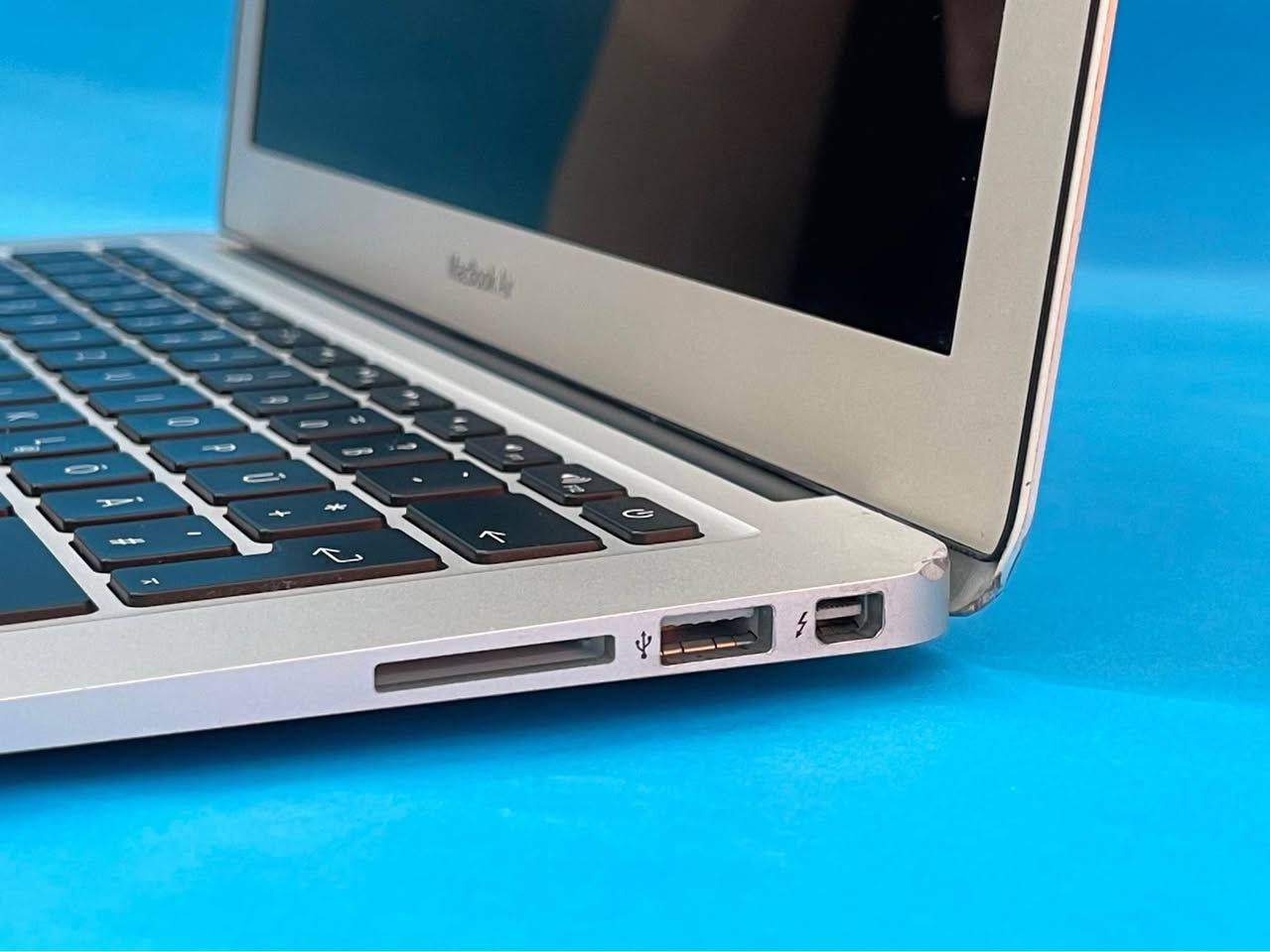 ماک بوک خاوێن بێ کێشەیە تەنها لە خوارەوەی شاشەکە وەک لە وێنەکە دیارە بەربۆتەوە شوێنەکەی دیارە بۆ کار و باری رۆژانە زۆر باشە و بێ کێشەیە 

MacBook Air 13-inch Early 2015

Processor 

1.6 GHz Dual-Core Intel i5

Memory 

8 GB 1600 MHz DDR3

Storage 

Macintosh HD 128 GB 

Graphics 

Intel HD  Graphics 6000 1536 MB

Time Cycle 

Count 460

ژمارە مۆبایل

0750 423 7688 أربيل, العراق
