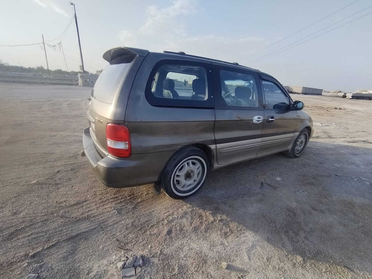 كيا كرنفال موديل 2000 محدثه 2005 سياه جاهزه رقم ***********
