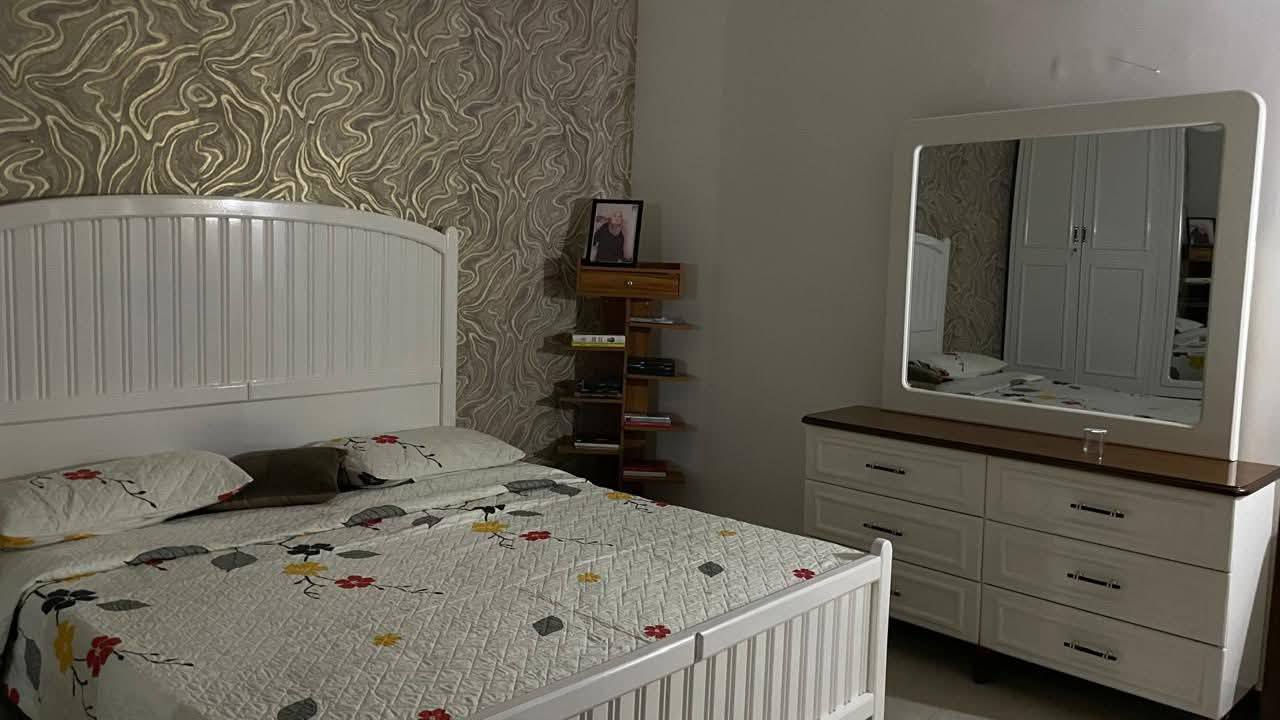 السلام عليكم بيت للبيع مساحة ١٠٠متر واجهة ٥يحتوي علىَ ثلاث غرف نوم وصالة ومطبخ وخدمات وكراج بيت نضيف جدا طابو زراعي سند ٢٥موقع ممتاز شرطه خامسة قرب اسواق اميرة شارع ١٥متر خدمات  كاملة ماء وكهرباء وتبليط الاستفسار على هذا الرقم ***********
