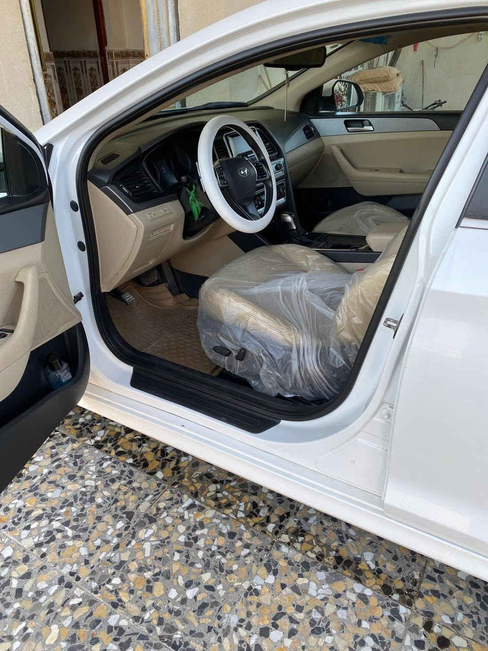 سوناتا 2019 خليجي بسمي  صور سونار مجوده مكينه 2400 كير كفاله حداد جديده تبريد شفتات سرعه كامره خلفيه سياره جديده ومانقصه شي سعر 165 وبيه مجال مكاني البصراه خور زبير  رقم ***********
