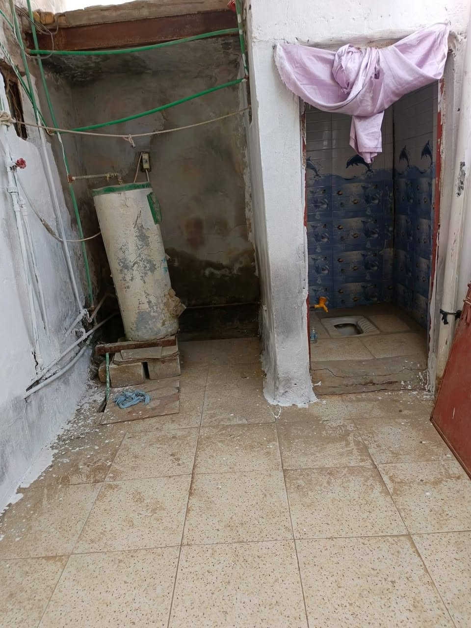 العرض. (1)
بيت (للبيع او لليجار)   بل عسكري الثاني. قرب مصور الخالدي)   ١٠٠ م مربع غرفتين جوه وصاله وحمام مطبخ وصحيات وغرفتين طابق ثاني مع صاله مع صحيات  عالي عن شارع عكاده.
للستفسار الاتصال او المراسلة علئ الرقم ***********☎
