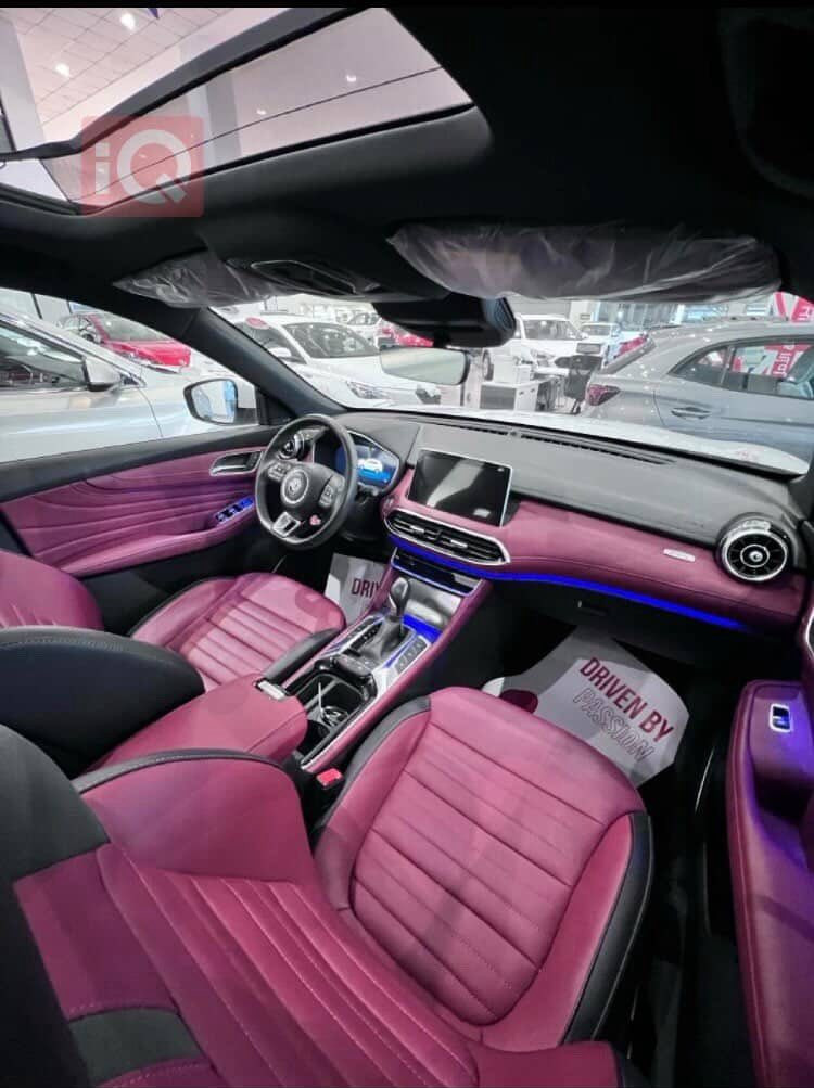 السلام عليكم
mg hs trophy 2021 للبيع 
السياره فول مواصفات للاخير 

1-محرك السياره 20 توربو 230 حصان يعني محرك قوي واقتصادي بنفس الوقت 
2- السياره AWD دفع عباعي تكدر اطفي وتشغله حسب الحاجه 
3- الكشنات ريكارو الرياضيه  جلد وكنتاره 
4- تدفئه وتبريد بل مقاعد 
5- اربع كامرات 350 درجه 
6- السياره بيها ساحبه لتنفيه الهواء داخل المقصوره الداخليه 
7- الكشنات كهربائيه بل كامل للسائق والراكب 
8- اوتو هولد
9- نضام نزول منحدرات
10 -هاندبريك كهربائي
11-اوتو ستارت ستوب ( نظام التشغيل والاطفاء التلفائي ) 
12- صندوق كهربائي 
13-بانوراما كبيره الحجم 
14-انارات السياره بل كامل لددات امامي وخلفي والداخلي وزوده بكشافات ظباب هالوجين 
15- السياره بيها انارات مخفيه عل كامل السياره الدشبول والابواب تكدر تتحكم بالالوان باكثر من 50 لون 
16-شاشه كبيره الحجم تدعم الابل كار بلي والاندرويد اوتو 
17- العدادات بنظام الشاشه وليس التقليدي 
18- خمس انضمه قياده ( الوضع اقتصادي -  الوضع العادي - الوضع الرياضي - والوضع المخصص - والسوبر سبورت ) 
19- نظام تحديد المسار 
20- نظام الكروز تحديد السرعه 
وكثير مواصفات بعد 

  السياره ماشيه 71 الف كيلو متر 

السياره كفاله خليجيه  بيها فقط مكانين بارد كلش خفيفات 
السعر : 145$
السياره عليها غرامات 975 الف تنزل من سعر السياره 

 مكان السياره بل موصل حي الصديق 
التواصل او الاستفسار 
الاتصال ع الارقم : ‭0774 092 7600‬
