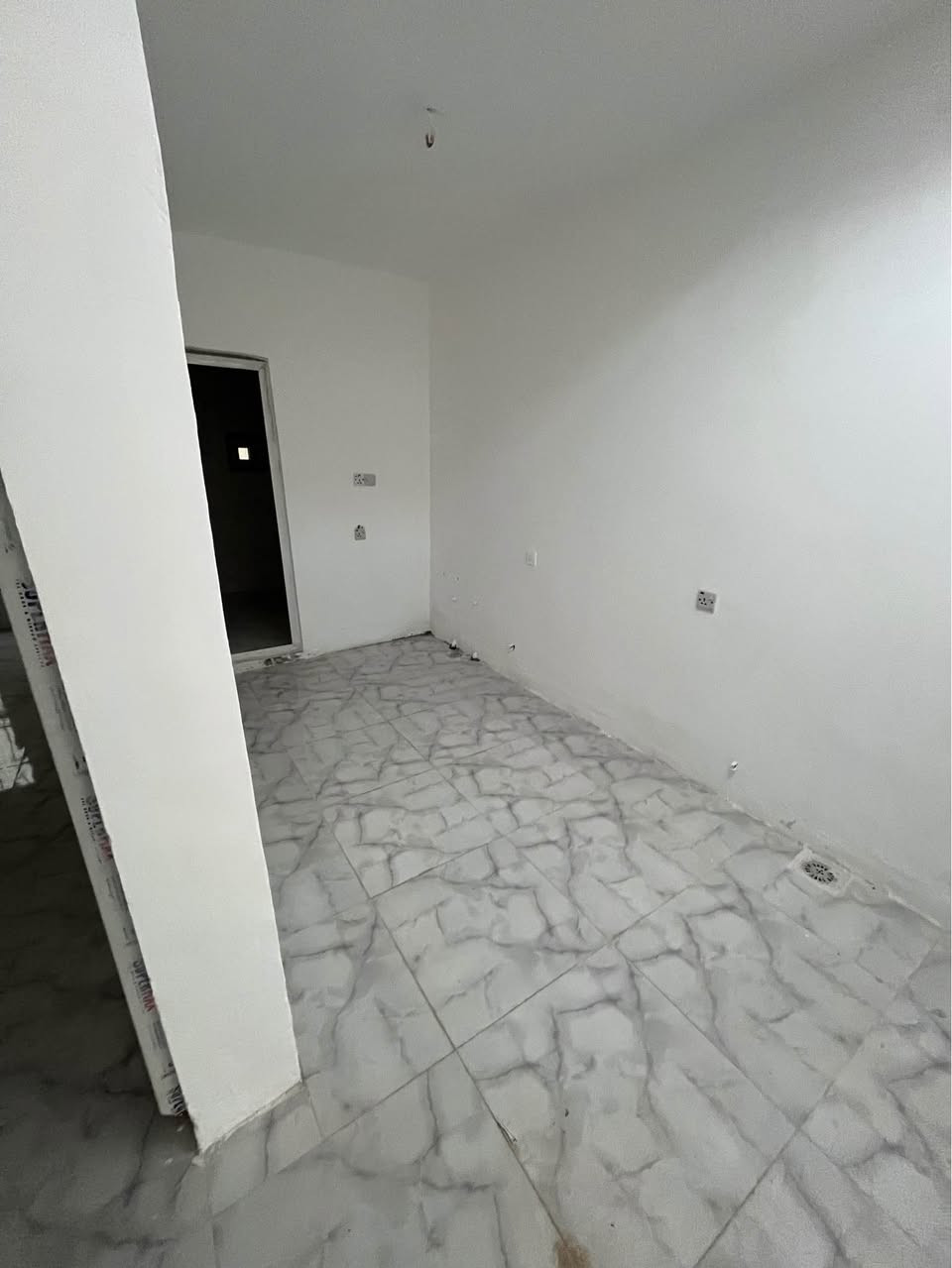 دار للبيع 130م 
طابو صرف شرط التحويل 
حي رمضان قرب جامع حجية كافية 
كاشي وسقف ثانوي 
يحتوي على 
غرفتين نوم واحد فوك 
أستقبال وهول 
مطبخ 
والصحيات 
بيت مرتب وحلوو
للأستفسار ***********
السعر 60 بي مجال خناقين, ديالى
