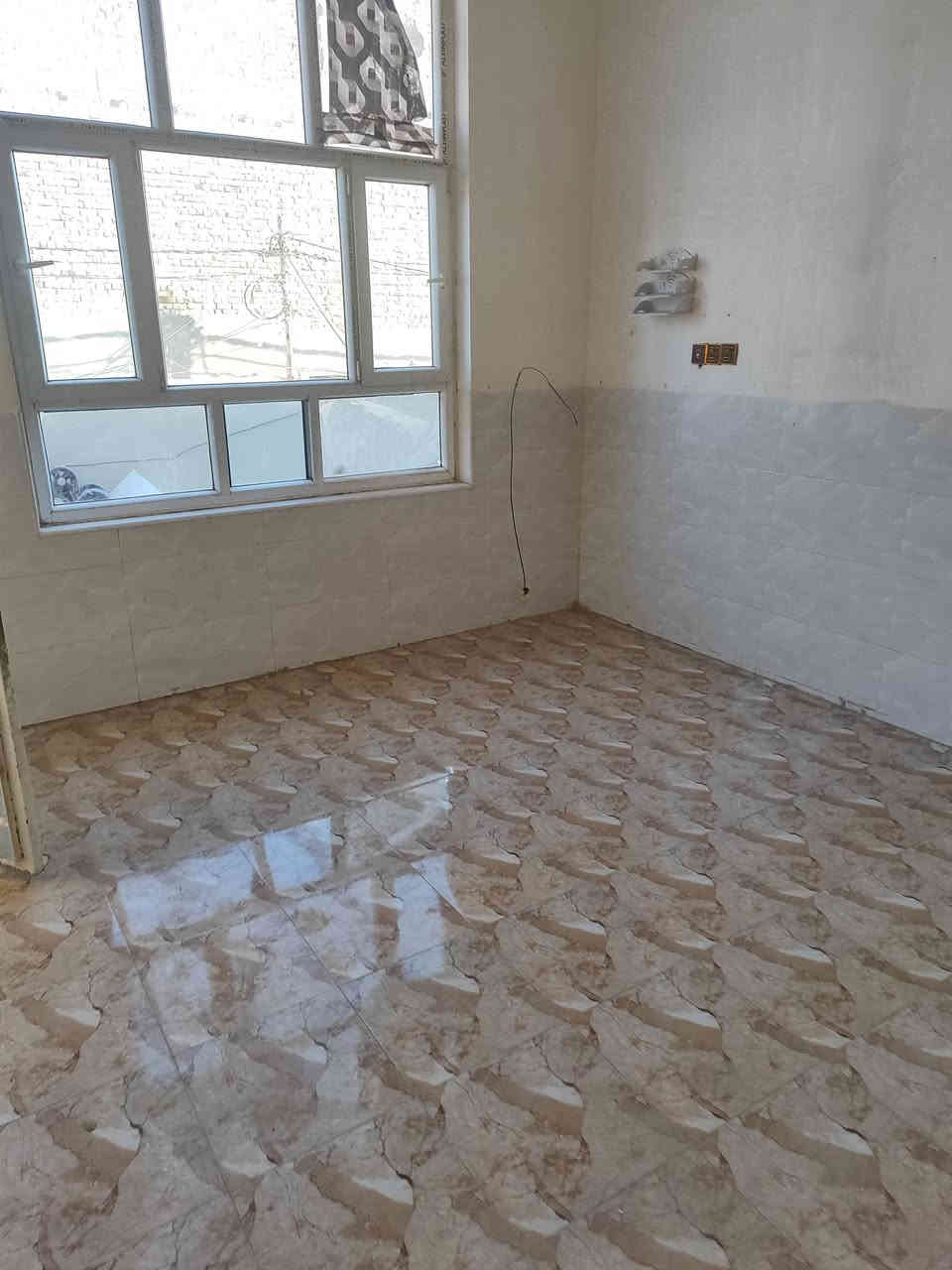 يالله السلام عليكم شقه للايجار بالبكرلي حي الفنانين على الشارع العام مباشرتا بناء حديث نظيفه جدا 

تحتوي على غرفتين وكلدور ومطبخ وسطح ومناور وبلكونه 
ارضيه بورسلين 

سعر الايجار 350 قفل 

للاستفسار الاتصال على الرقم *********** حسين المعموري
