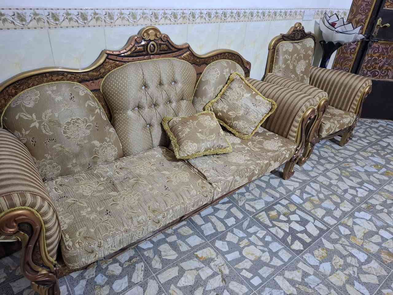تخم ملكي ١٠مقاعد بحالة ممتازة وبسعر مناسب.
اتصل وتدلل ***********
