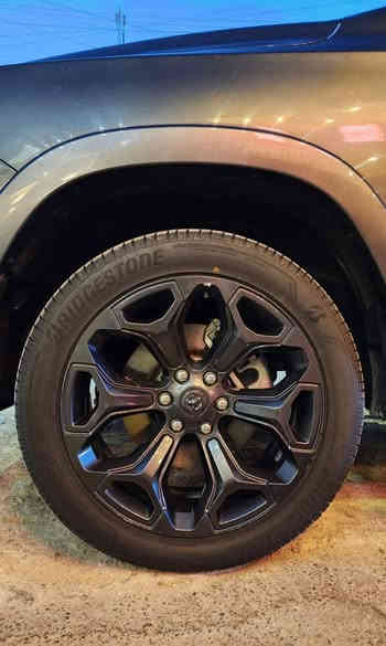 رام لارامي ٢٠٢٢ بغداد زيونة
رام 1500   2022 امريكي 
المحرك : V8 5.7 HEMI 
ضرر (سرقة ) بدون حادث 
المواصفات :
* دفع رباعي 4x4. 
* رادار تفاعلي مع مانع تصادم.. .
كاميرا خلفية
* المصابيح الأمامية زنون.
* كشافات الضباب زنون داينميك تفاعلي يمين يسار
* المصابيح الأمامية والمصابيح الخلفية LED. 
* تشغيل عن بعد (  بصمه ).
* مقاعد من الجلد الفاخر. 
* مقعد السائق كهرباء 
* شاشة كبيرة .
* حساسات امامية وخلفية.
* مانع تصادم خلفي. 
* مكيف خلفي.
*محدد سرعة.
* ويل بلادي
* نظام اطفاء وتشغيل اوتماتيكي.
* مرايا كهربائية جانبية قابلة للطي كهربائيا.
* مرايا مع خاصية التعتيم الذاتي.
* امكانية تعديل ارتفاع دواسات البنزين والبريك.
* هاند بريك كهربائي.
* الشباك الخلفي كهربائي. 
* مساحات تخزين إضافية تحت المقاعد.
وبعد هواي مواصفات 
رقم  شمالي اربيل باسم المشتري  السعر المطلوب ٣٥  وبيها مجال العنوان  بغداد زيونة
الي يطلب صور سرقة يراسلني 
***********
~~~~~~~~
