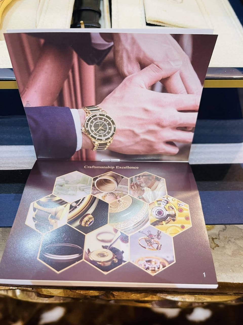 قطعه تحفه ساعه من ماركة Diella، وتحديداً موديل AD6008. تتميز هذه الساعة بتصميم فاخر يجمع بين الذهب واليشم (Jade) الأسود أو الأخضر الداكن، وهي ساعة أوتوماتيكية ميكانيكية لا تحتاج إلى بطارية. 
أبرز مواصفات الساعة:
الحركة: ميكانيكية أوتوماتيكية تعتمد على حركة المعصم لتوليد الطاقة.
المواد: مصنوعة من الفولاذ المقاوم للصدأ المطلي باللون الذهبي مع ترصيع باليشم الطبيعي في السوار والإطار.
المينا: يحتوي على أحجار الراين كعلامات للساعات، مع نافذة لعرض التاريخ عند الساعة الثالثة.
المقاومة للماء: مقاومة للماء حتى عمق 50 متراً (5ATM)، مما يجعلها مناسبة للاستخدام اليومي مثل غسل اليدين أو التعرض للمطر.
الزجاج: مرآة من زجاج الياقوت (Sapphire Glass) المقاوم للخدش. 
تأتي الساعة عادةً في صندوق فخم مع سوار إضافي من الجلد وأداة لتعديل طول السوار المعدني.


**إذا كنت صاحب هذا الإعلان وتريد حذفه لأي سبب، رجاءا أرسل رسالة إلى الدعم الفني**