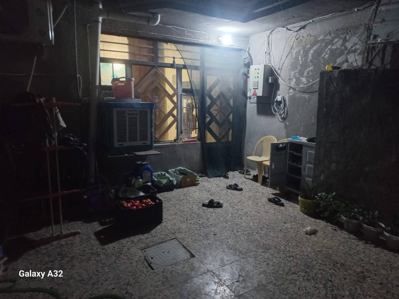 سلام عليكم
بيت للبيع في السلاميات 100متر 5×20بيت كامل طابق ونص رقم القطعه 1112مامسحوب عليه عقاري 
سعره 75وبي مجال 
***********بي واتساب
