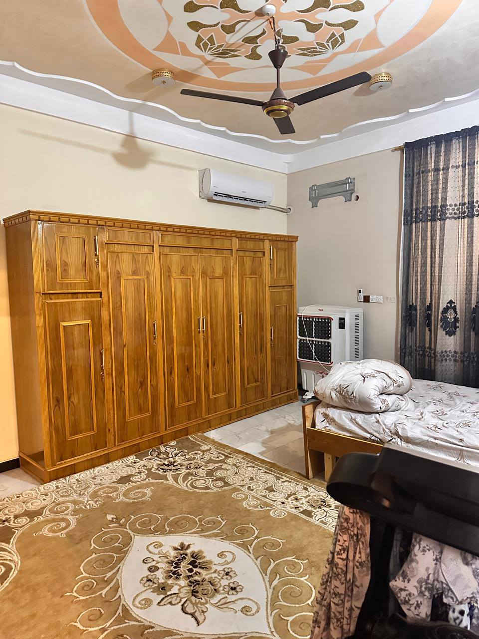 السلام عليكم 
بيت للبيع طابو صرف مساحة بالسند ٢٤٠ واقع الحال ٢٦٠ متر المكان الجمعيه خلف كلية الهندسه بصف مدرسه البيارق مباشر البيت طابقين بناء حديث الأرضية الطابق الأول  مرمر يحتوي على ٤ غرف نوم وصالتين فوك وجوه واستقبال ومطبخ ومجمع صحيات فوك وجوه داخلي وخارجي للاستفسار الاتصال على الرقم التالي ***********
***********
