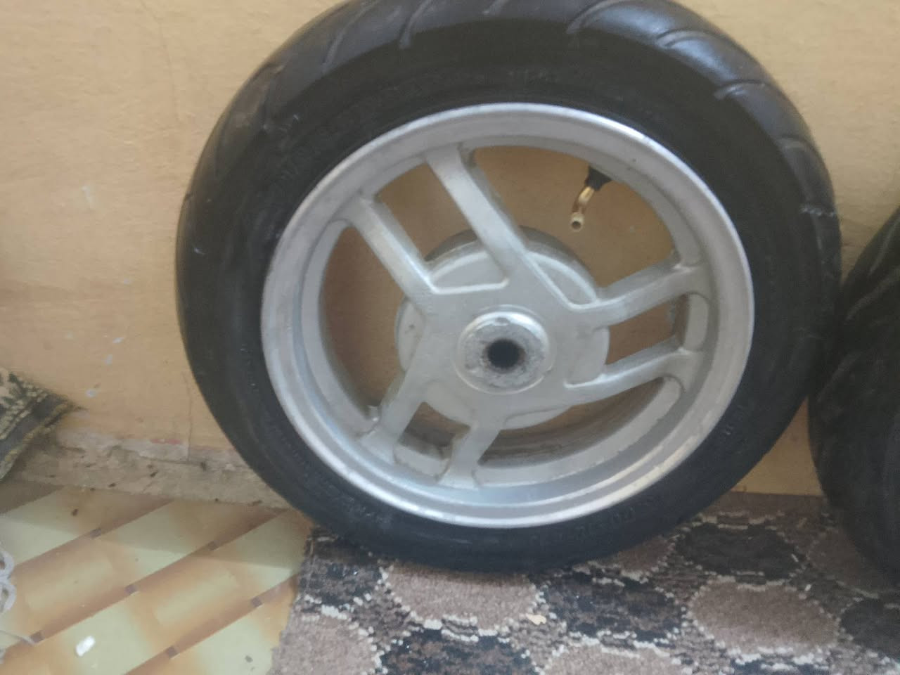 السلام عليكم وياله للبيع انه تايرتهن نضاف المكان بابل قاسم ***********
