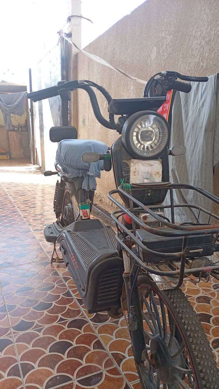 السلام عليكم عندي هاي الدراجة الشحن جبتها من الوكيل وبقت محد طلع بيها وبطارياتها ماخذن شحن يرادلها بطاريات السعر 125المكان أبي الخصيب منطقة أهل عيد***********
