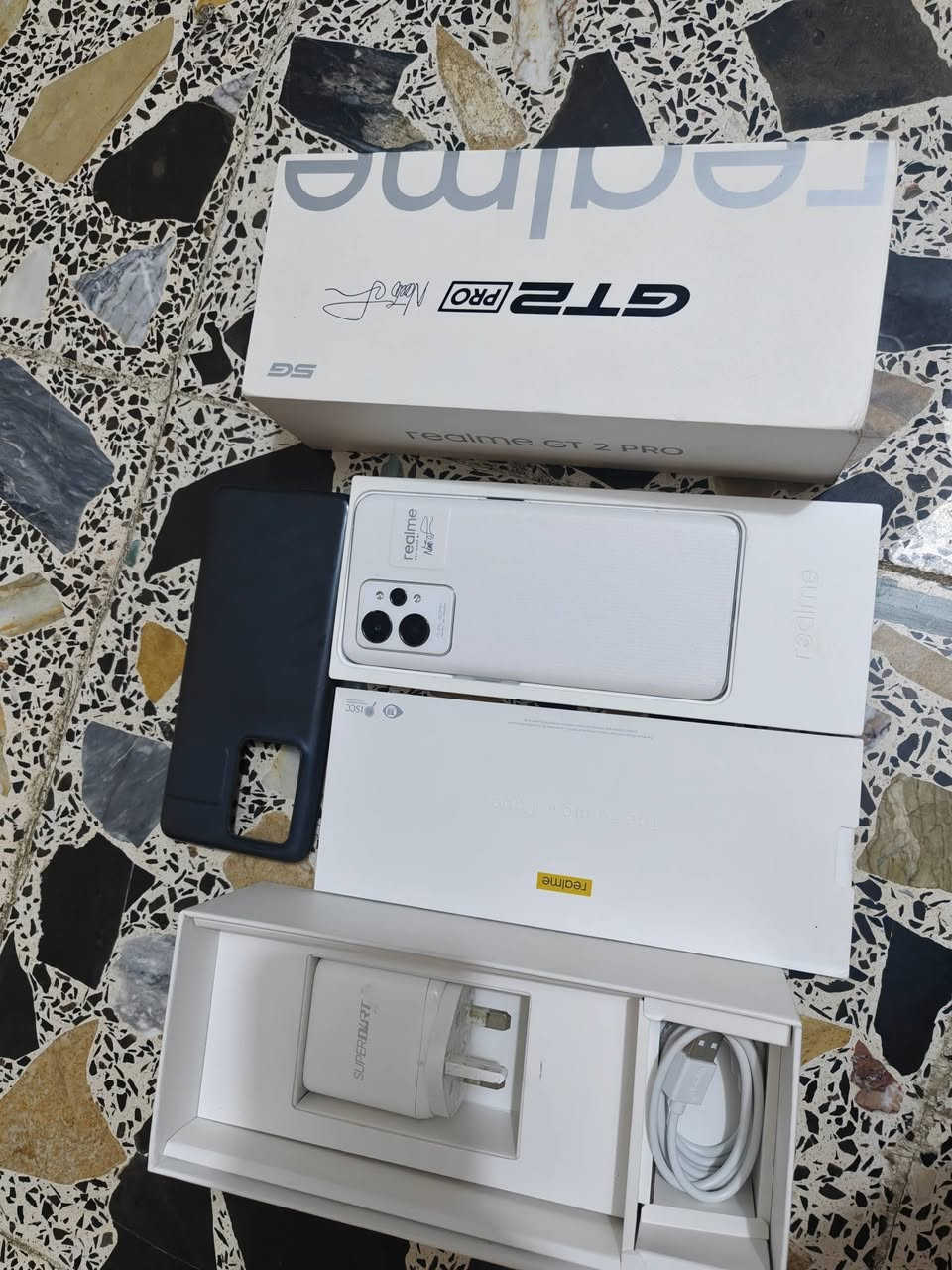 ريلمي gt 2 pro  نسخة عالمي اذكرة 256 رام 12 نظافة 99% للبيع سعر 375 مجال بسيط عنواني بغداد اي استفسار عالرقم ***********
