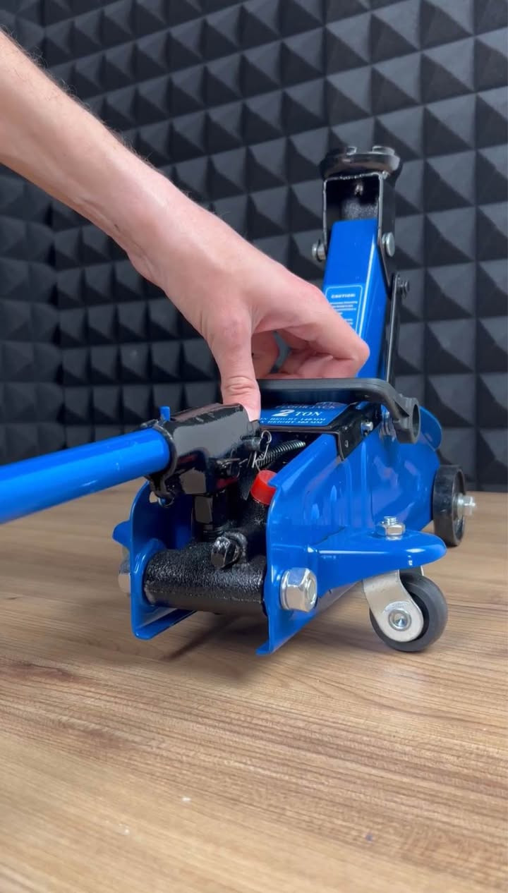 جك سيارة  2 طن جديد لوك بل كارتون #اصلي هيدروليكي الي مهتم يتم للتواصل على خاص او على واتس *********** بغداد, العراق
