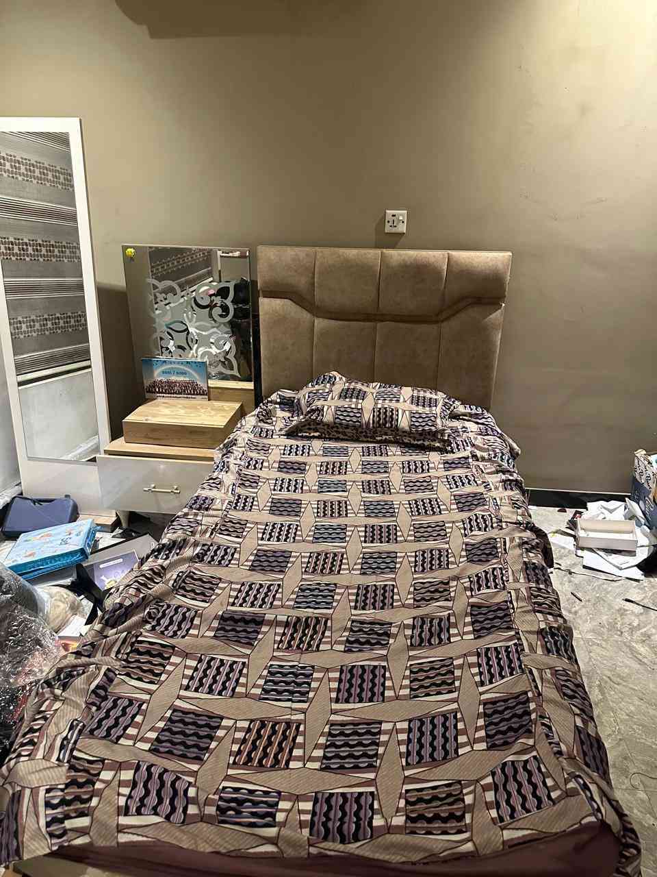 السلام عليكم غرفه شبابيه نفر واحد للبيع مكاني بغداد حي الاجهاد سعر خاص ***********
