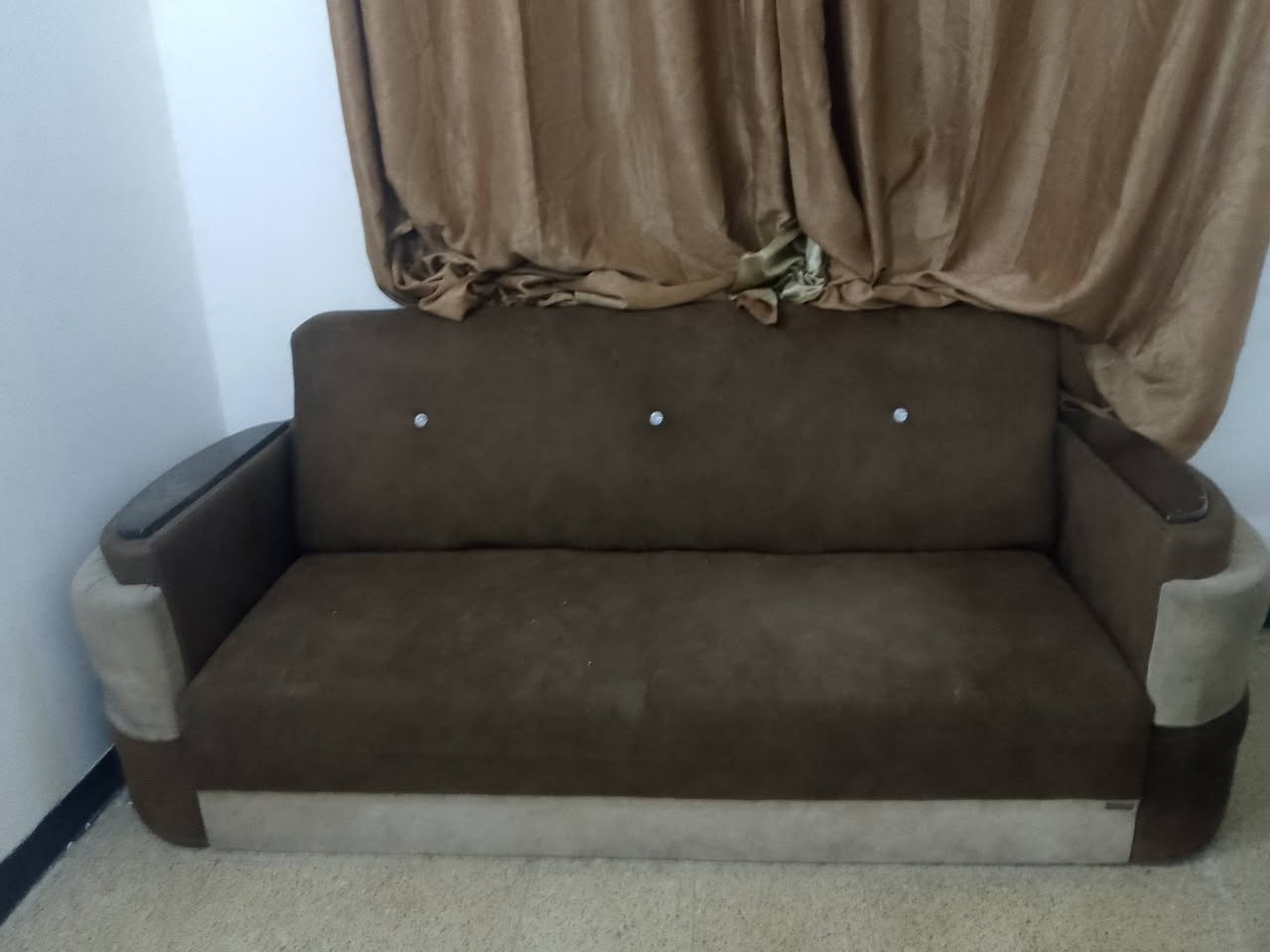 السلام عليكم ***********
تخم تكمه جوزي 10مقاعد175

مجمده وسط نضيفه150

كاونتر 3قطع نضيف100

طباخ شغال نضيف100

سخان 120لتر نضيف80
