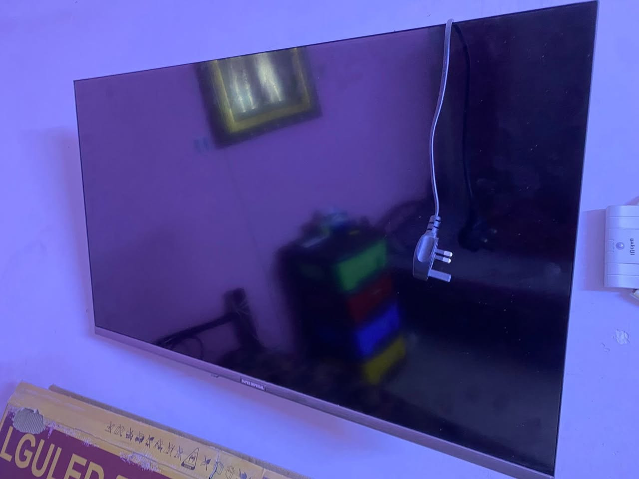 شاشة تلفزيون ذكية من نوع سوبر امبريال (Super Imperial)، طراز SI-43 SMART. 
حجم الشاشة: 43 بوصة.
نظام التشغيل: أندرويد.
المميزات الذكية: اتصال واي فاي (Wi-Fi)، وخدمات نيتفليكس (Netflix) ويوتيوب (YouTube).
التوصيل: تحتوي على 2 منفذ USB و 2 منفذ HDMI.
السعر ٢٥٠ وبيه مجال للشراي
للاستفسار/***********
