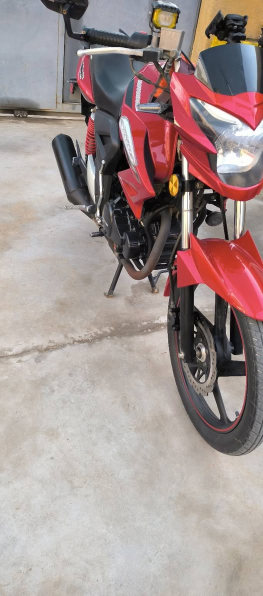 سلام عليكم دراجه ار كي RK موتور  رقم وسنويه بسمي نكليزي دراجه نضيفه كلش خمسه كير 150cc ماشيه تقريبا 6 الاف كلشي شغال من لبدايه للنهايه دهن امزويل ابدللها ما مفتوح برغي بلمكينه ابد شلعه ومعدل عداد الكتروني سرعه ورون عادي  سعرها (2مليون) وبيها مجال للشراي مكاني بصره وهذا رقمي(***********/***********)
