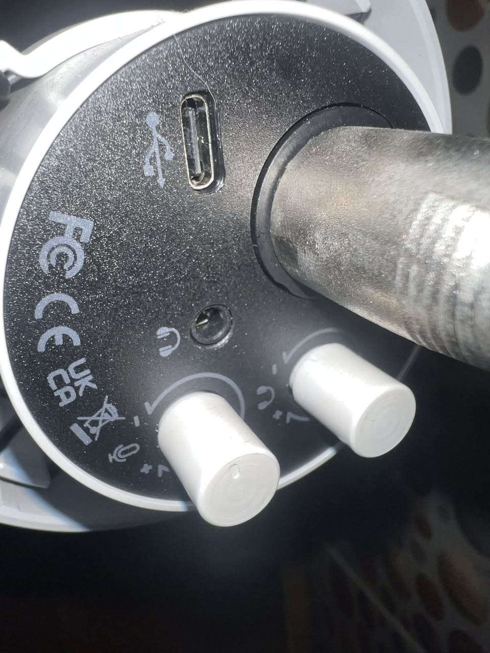 مايك fifine معروف مستعمل للبيع 
قاعدة تايب سي مكسورة فا يجي وياه ستاند و مكسر حتى يشتغل ابيعهن كلهن بسعر مناسب  تواصل على رقمي 
***********
