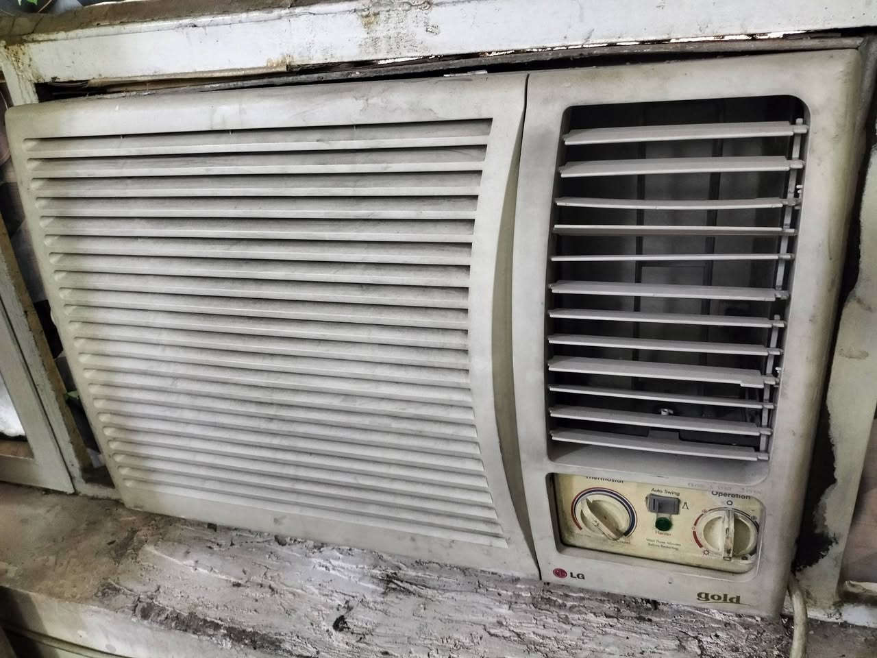 مكيف طنين الجي يشتغل بس الصيف يفصل باب أول القديم
مبردة حجم وسط شغال هواها بارد 
عنوان الحرية شارع 20 
***********
