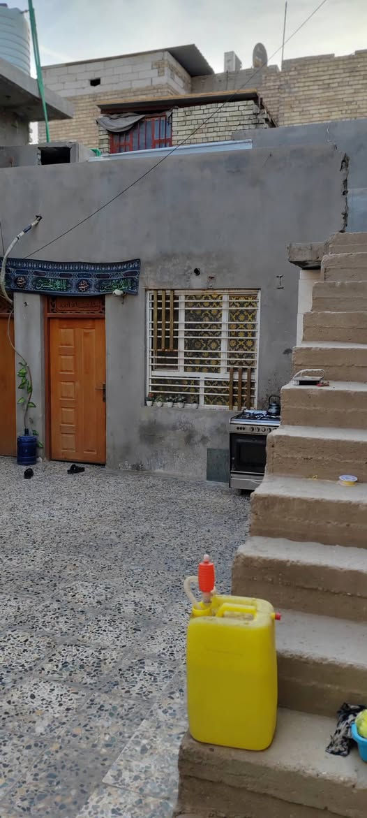 سلام عليكم بيت بل اورفلي خلفي عرض الممر متر المساحه ١٥٧ متر قاطين الجوه عگاده والفوك صب مسلح بي ٥ غرف واستقبال ومطبخ وملحقاته وحوش جبير مقابل جامع المصطفى  قرب مدرسه كافل اليتيم السعر ١٢٥ وبي مجال *********** مسحوب عليه اسكان ترميم والتسديد عل البايع.
