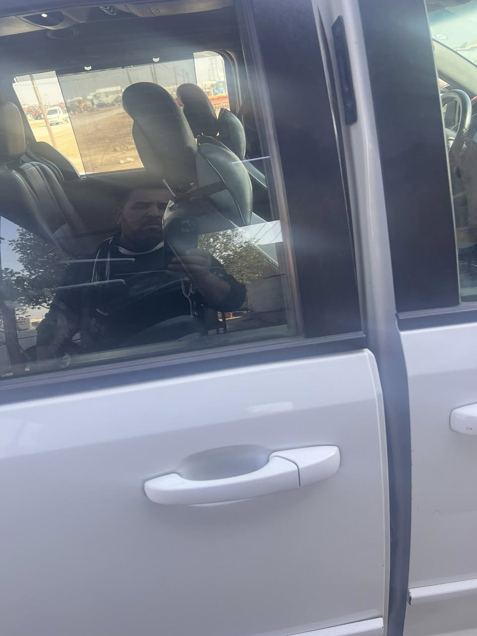 من رخصت الدمن محترم   دوج كرفان فول موصفات جيتي موديل ٢٠١٧  رقم سليمانيه***********
