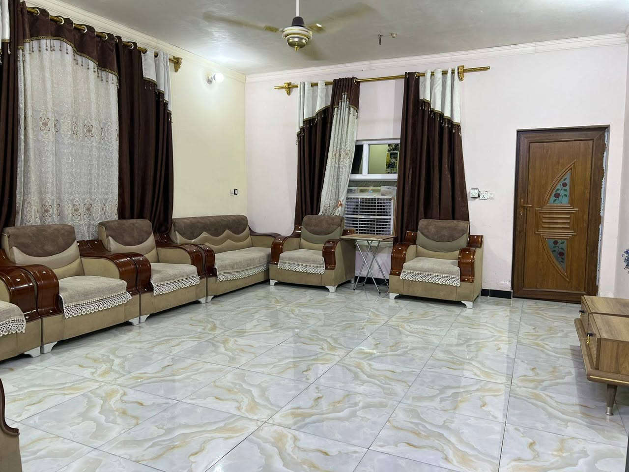 سلام عليكم عندي بيت مساحه ٣٦٠ متر للبيع طابو زراعي سند25 العنوان منطقه كاظم العلي الراشديه قرب الجامع  الاتصال على الرقم ***********
