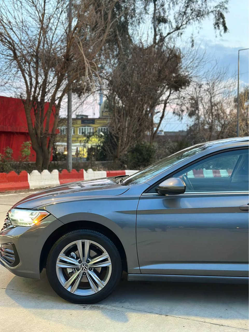 شوێن رانیە      سحر. 140$.   ژم  ***********
جیتە مۆدیل. 2024 ماسەفات ئەمریکی SE فوول 
ماسەفات پانۆرامە شاشە ئەلیکترۆنی ڕادار خەتی جادا ئۆتۆ ستۆپ ئۆتۆ ترافیک ئاوێنە رادار سێ مۆدی لێخورین دەسک لەمس  کوشن جڵد کوشن هیتەر. تەبریت دوو زۆن 
بۆیاخ یەک پارچەی بۆیاخە پارچێکی شی گۆراوە بە بەیلاد
لای سەکنی حادیسەیەکی هەیە بەس قورس نیە 
 حەماوە و راتەری بەشەرت و بەزەمان 
ئیرباگ شان و سووکان سیستەمە  حەماوە بەشەرت
رەقەم شانسی(3VW7M7BU6RM013712) 22هەزار رۆشتوە 
سەنەوی و هەزەی هەمووی تازەیە تازە رەقەم کراوە 
    شوێن رانیە.     سحر140$    ژم *********** وتس رانية, السليمانية
