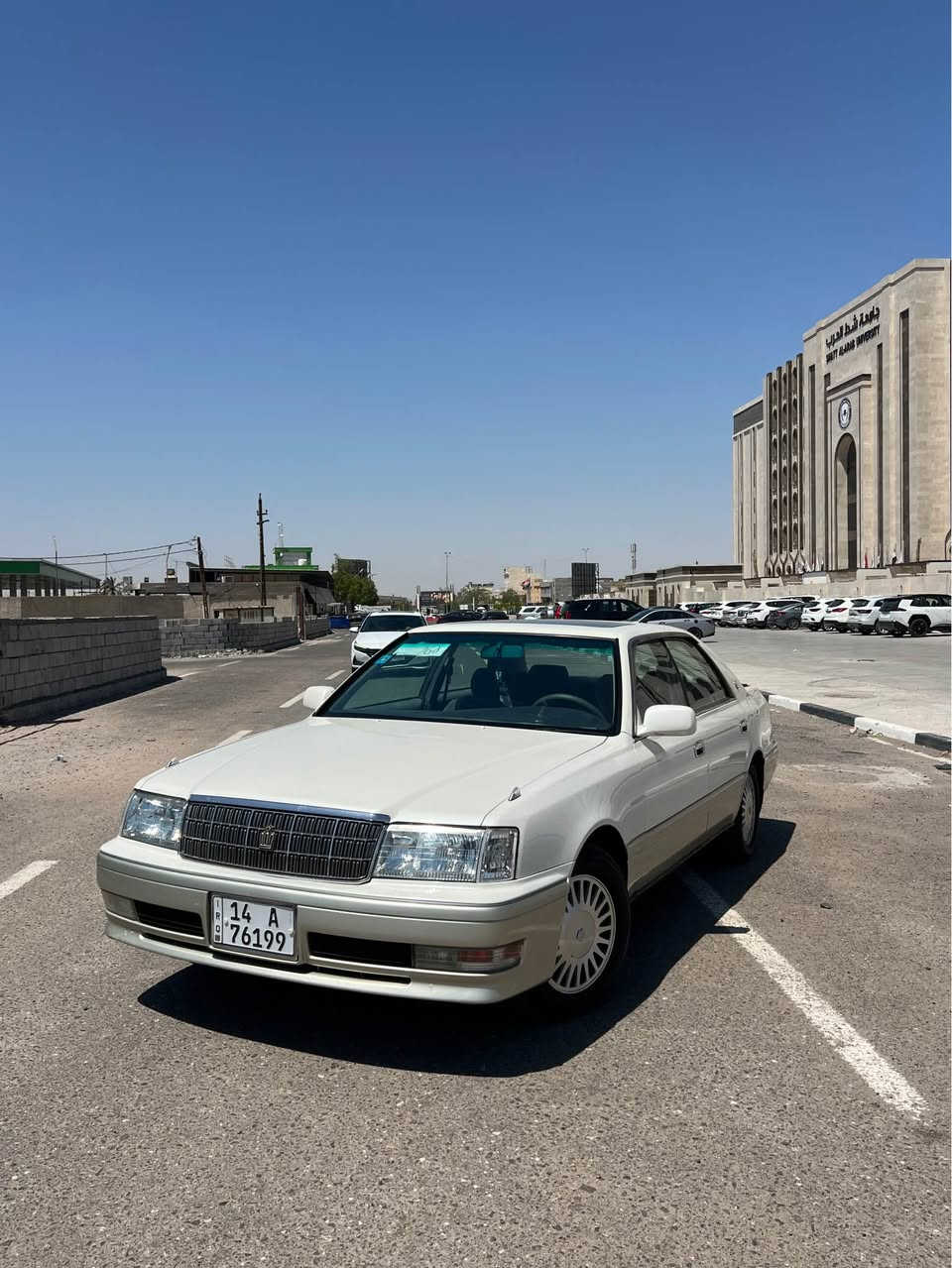 السلام عليكم راس الثور فلات للبيع موديل 1997 كرستال اصل كفاله اصويات كص ونقل جثه كله كفاله السيارة جاهزة تخم تاير الحداديه جديده مكينه 3000 لايت العالي و الناصي كله زنون السياره تنته و التنته مالتها شغاله رقم بصره الجديد مكان السيارة البصره السعر 110 
*********** البصرة, العراق
