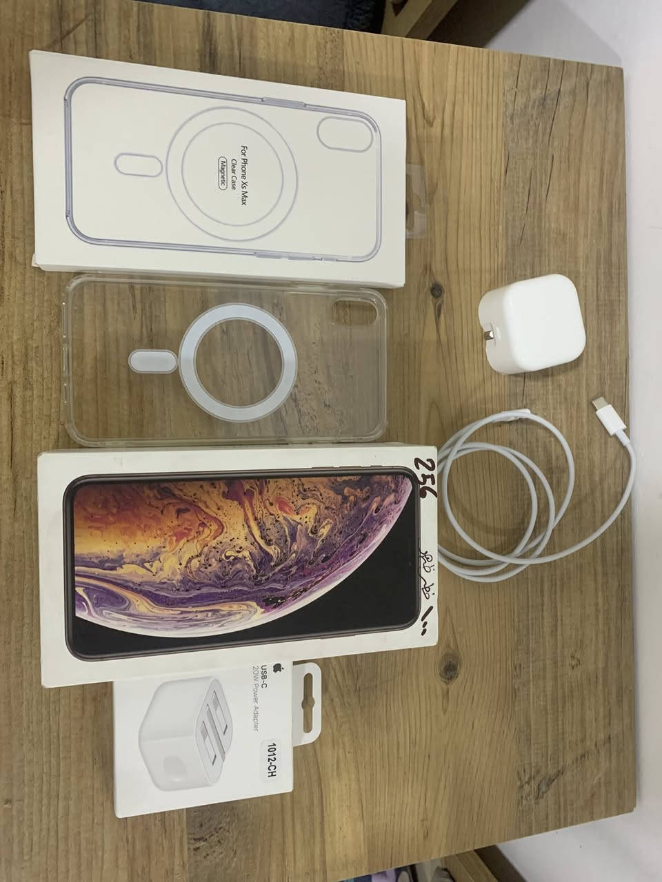 لسلام عليكم عدي اكس إس ماكس للبيع جهاز نضيف مستبدل فقط بطاريه اصليه وكاله تقره ١٠٠٪؜ وكسر فقط بالضهر تستبدل ١٥ الف الجهاز كامل مكمل من كلشي ملحقاته موجوده مكاني بصره مطيحه سعره ٢٠٠ وبي مجال أبو ١٠٠ لا تجي رقمي ***********
