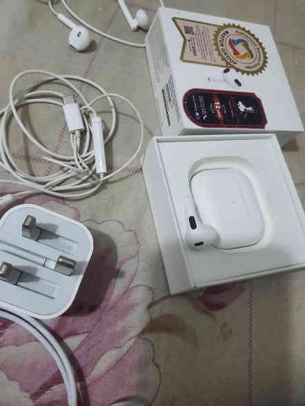 السلام عليكم 
شاحنه ايفون ٢٠ واط مستعمله ٢٠ الف
سماعه ايفون اصليه ب٢٥ الف
ملاحضه ❤️السماعه الايربود انباعت❤️
مكان الشعب سوق شلال***********
متواجد واتساب
