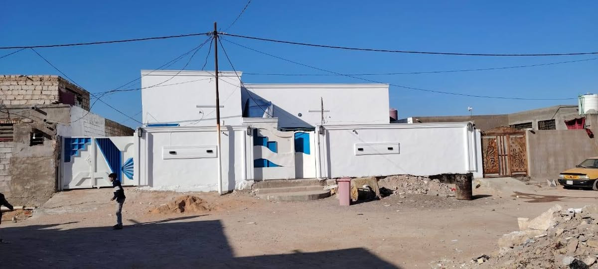 السلام عليكم البيت للبيع مساحه ٣٠٠ م واجهه ١٨ م يحتوي على بابين خارجيات واحد خاص للبيت والثاني للكراج السياره سلايت ويتكون من ثلاث غرف اثنين بالطابق الأرضي وواحده في الأعلى ومطبخ كبير مفتوح على الصاله البيت وصاله ٨ امتار وكذلك استقبال ٨ امتار بالاضافه إلى صحيات داخليه وخارجيه وهذه الصور والفيديو لشكل والتوضيح ما في البيت.. العنوان الكوفه شارع المعمل خلف جامع الخزاعل قرب دور الايتام.يرهم للسكن عاىله كبيره اوعاىلتين. علما ان إكمال بناه البيت سنة 2022،للاستفسار والتواصل على هذا الرقم المبين أدناه ***********
