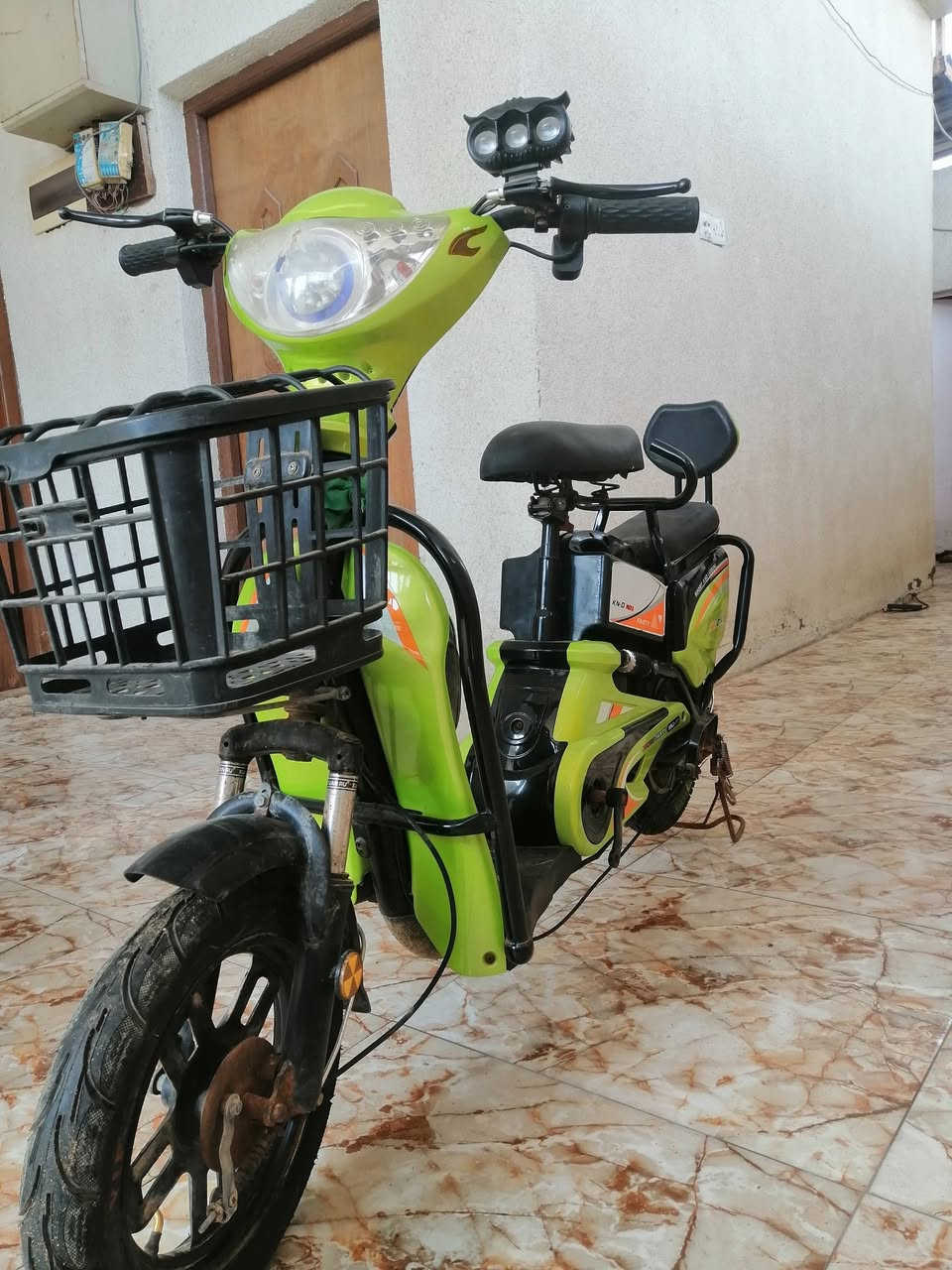 السلام عليكم 
بايسكل شحن حجم ١٤ 
تايرات جدد شاحنة جديدة 
بس أكو عطل بيها ماادري شنو بيها 
سعر ١٢٠ وبيها مجال قليل حك الجيه 
ابي .الخصيب .جيكور
***********
