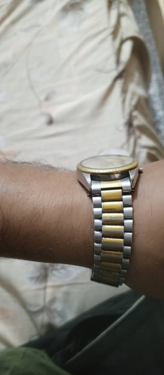للبيع مستعجل - بغداد 🔥*
*ساعة Eterna-Matic جيش عراقي 1980 أصلية*

*المواصفات:*  
✅ سويسرية أصلية، ماكينة أوتوماتيك شغالة 100%  
✅ المينا سليمة مع شعار نسر الجيش العراقي - حالة ممتازة  
✅ الساعة نادرة، إصدار ضباط الجيش بالثمانينات  
⚠️ التاج ضايع فقط، تصليحه بـ 10$ عند أي ساعاتي  

*السعر: 500$ وبيها مجال بسيط للشراي الصادق*  
*كاش حصراً، ما أتعامل حوالات*

*المكان: بغداد*  
*للتواصل: 0774 165 0169 - واتساب متاح*

ملاحظة: رجاءً الجادين فقط. الساعة معروفة عند الهواة وسعرها ثابت. لا تبخس رجاءً.

