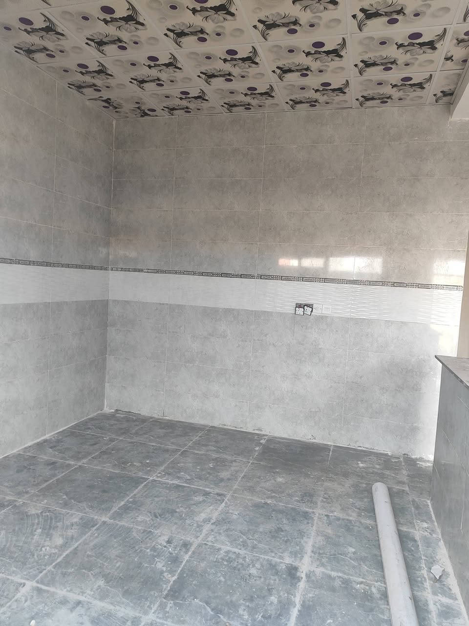 تحية طيبة يوجد لدينا بيت مساحة 100متر مربع 10في10 سعر 45مليون و قابل للتفاوض تسليم مباشر في ابو خصيب ابو جوزي يبعد كيلو عن الشارع السايدين يحتوي على غرف نوم و صاله و مطبخ و صحيات و ستقبال وقف سني***********
