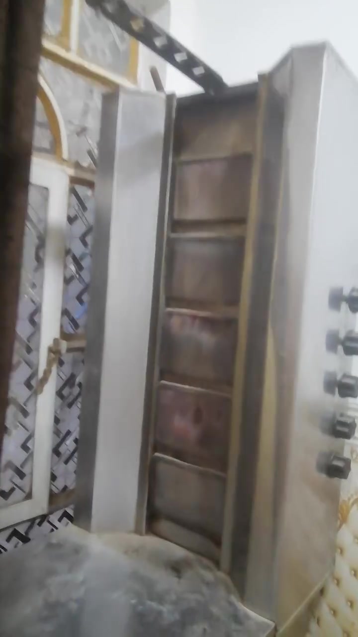 شواية كص سل استيل ٥ عيون تركي جديد استعمال قليل وع شرط تحمل وإن ١٠٠ كيلو مع اربع سكين كص اصلي مع مستحد ٣٠٠ الف وبيه مجال قليل حوض عصير ٧٥ لتر قفل ٧٠ الف قطعتين موجودات كابسه صاج غاز ١٢٠ الف إلي يريده للموكب خادم الديوانية ***********
